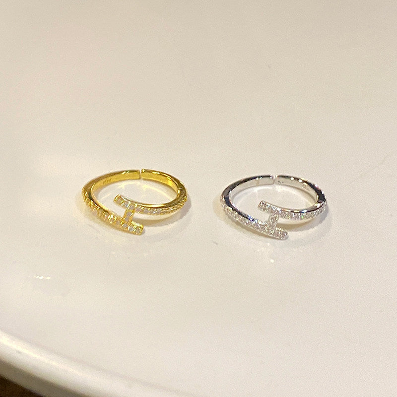 Anillo de lujo con apertura transversal geométrica para mujer, con baño de oro e incrustaciones de circonitas