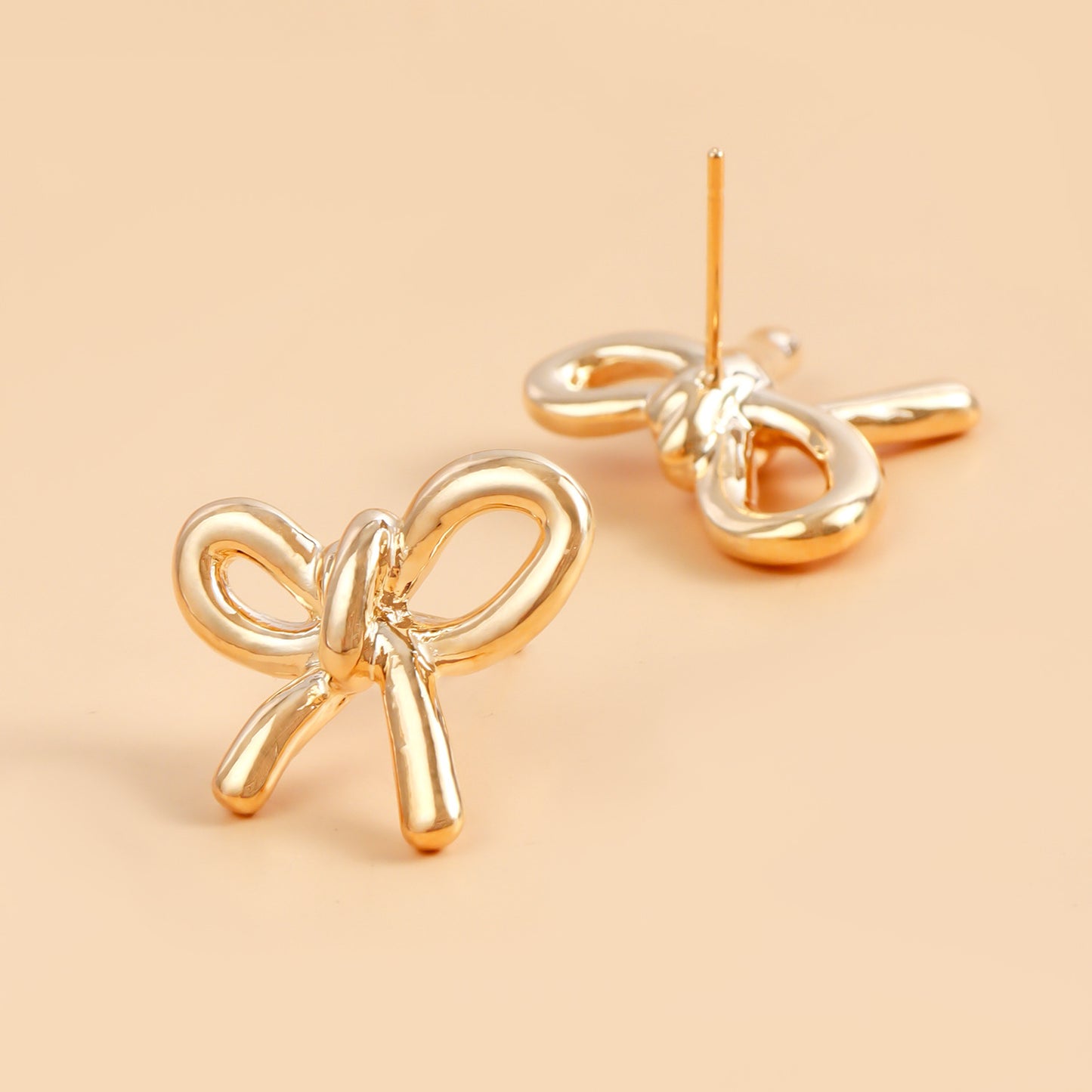 Fashionable Hollow Bow-Shaped Metal Ear Studs for Women with Plated Finish
