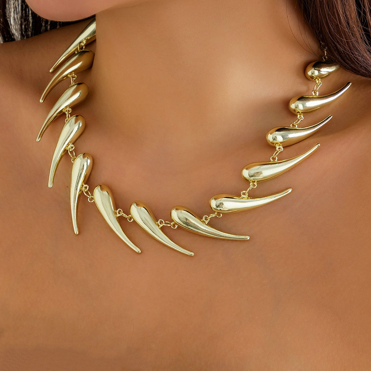Edgy Geometric Teardrop Pendant Necklace for Women Alloy Chain with Plated Finish