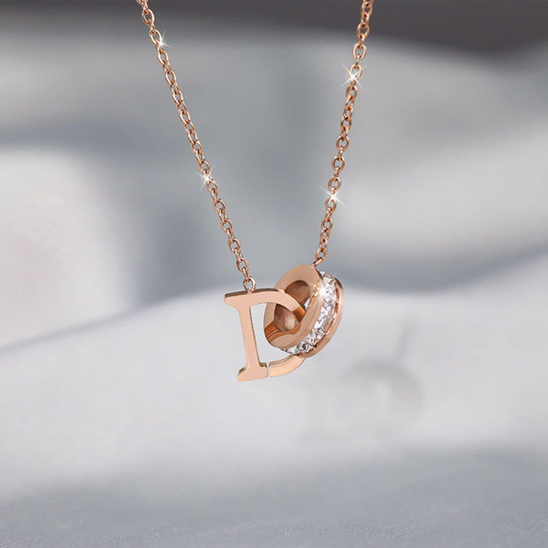 Collar con colgante de letra D de acero de titanio chapado en oro rosa, minimalista y a la moda para mujer, con cadena tipo O