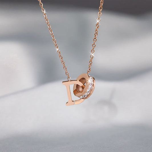 Collana con Pendente da Donna a Forma di Lettera D in Acciaio al Titanio Placcato Oro Rosa, Minimalista ed Elegante, con Catena a O