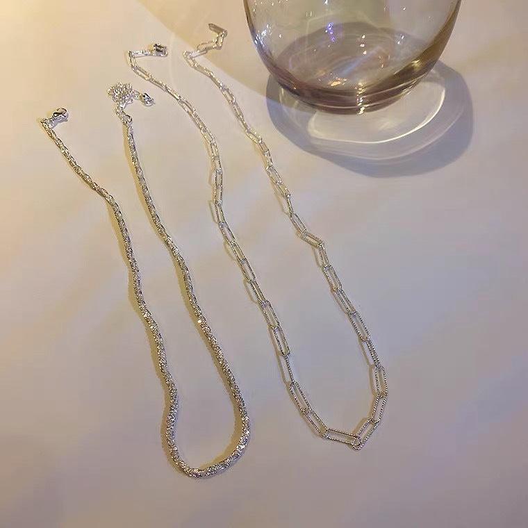 Collana con Pendente Quadrato Geometrico Minimalista in Acciaio Titanio con Finitura Placcata e Catena Serpentina