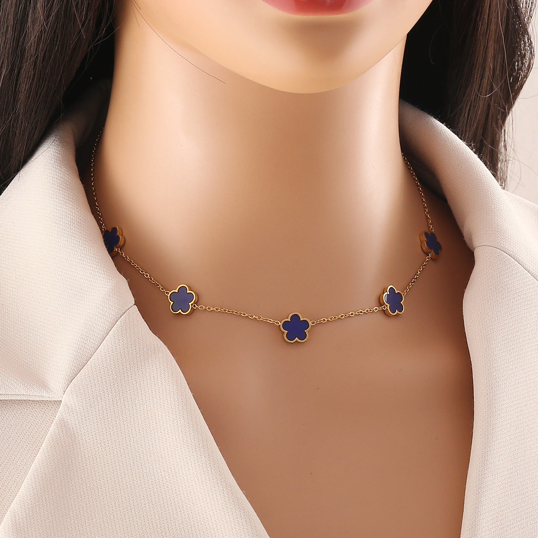 Elegante collana a pendente floreale a cinque petali in acciaio inossidabile con intarsio in acciaio al titanio e finitura galvanica su catena O per donna