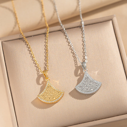 Collana Pendente a Forma di Gonna a Ventaglio Lusso Minimalista in Acciaio al Titanio con Intarsio di Zirconi e Placcatura in Oro per Donna