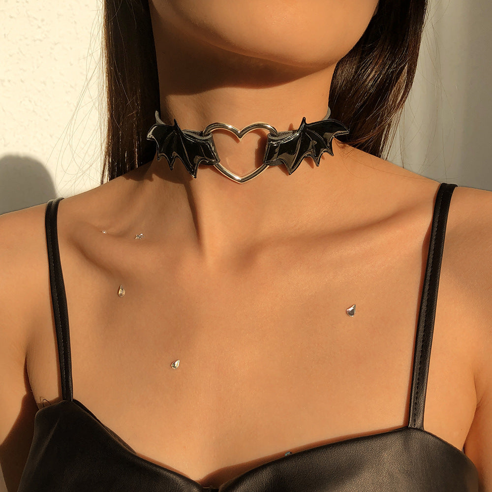 Collana girocollo con pendente a cuore e ali stile Gothic Punk da donna, in lega con rivestimento in PU