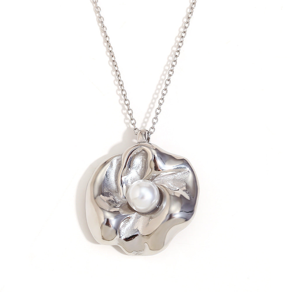 Elegante collana a pendente geometrica in stile francese in acciaio inossidabile placcato oro 18 carati con accenti floreali di perle