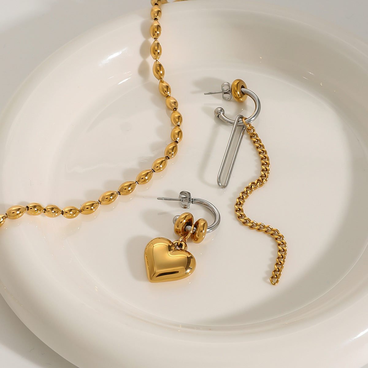 Eleganti orecchini pendenti a forma di cuore in acciaio inossidabile placcato da donna