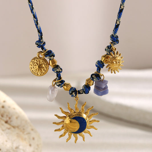 Collana con ciondolo a forma di sole in acciaio inossidabile placcato oro 18 carati, geometrico e di lusso, con dettagli in smalto, da donna