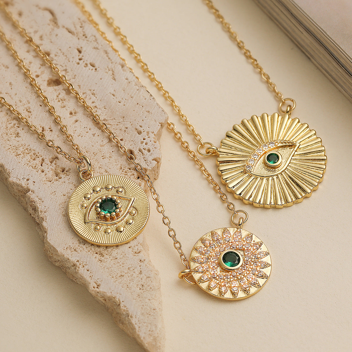 Collana Pendente Minimalista Retrò Occhio di Allah da Donna in Rame con Placcatura in Oro 18K e Intarsio in Zirconi