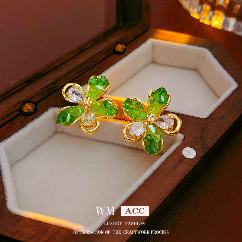 Orecchini a perno da donna con perle intarsiate e strass verdi a fantasia floreale vintage, con perni in acciaio inossidabile