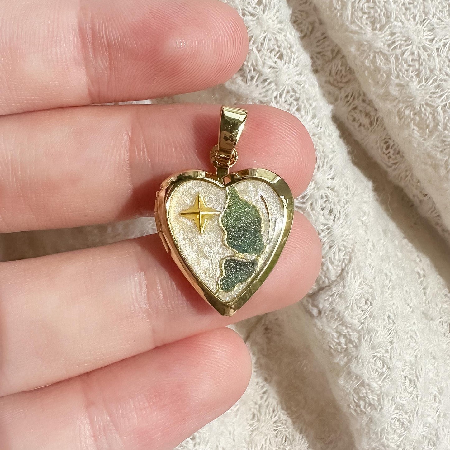 Colgante con dije de barra de aceite por goteo de mariposa y corazón de latón chapado en oro de 18 quilates vintage
