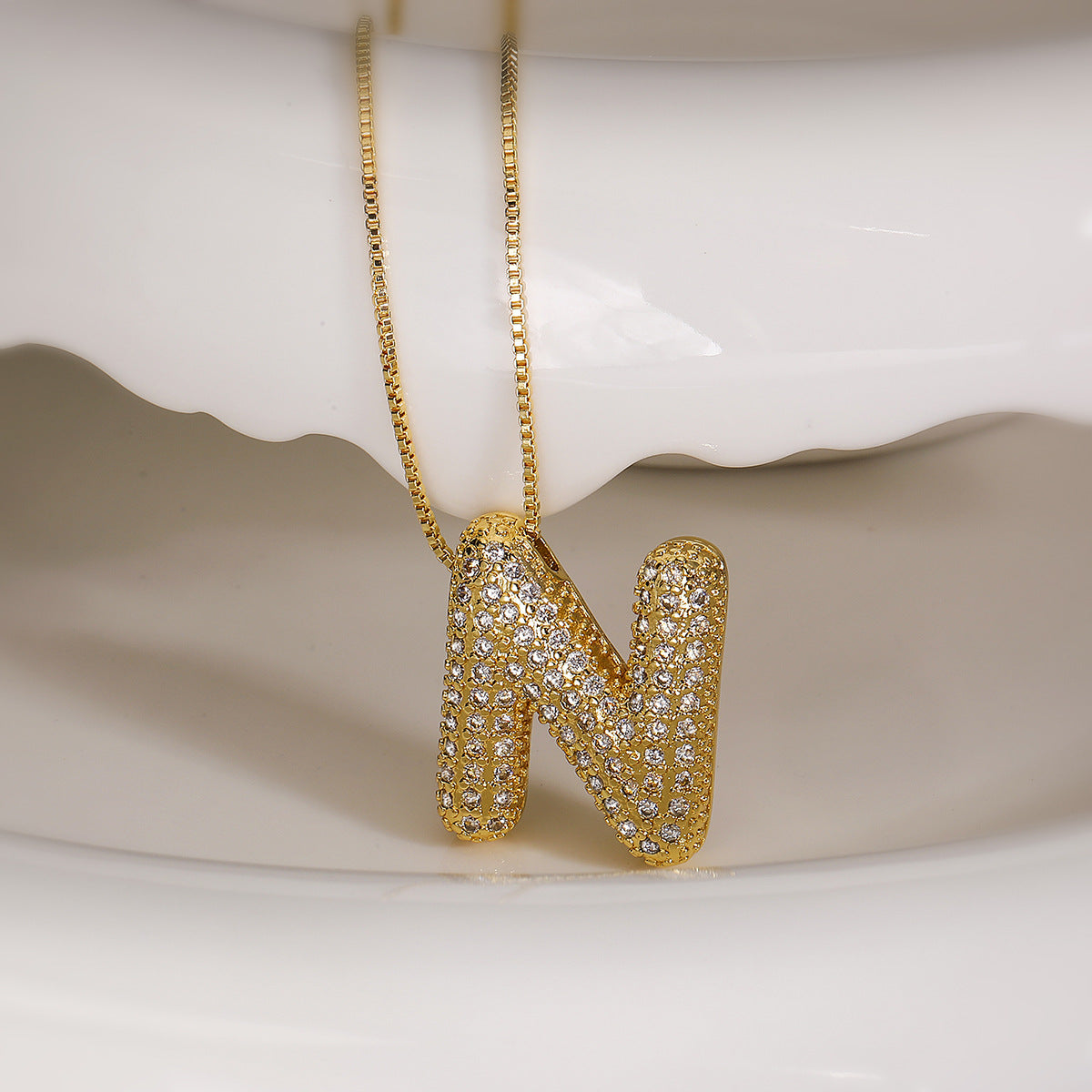 Collana con ciondolo a lettera geometrica minimalista da donna con intarsio in zircone in rame