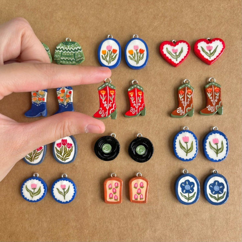 Delizioso ciondolo in ottone a forma di cuore floreale con barra, dipinto a mano con smalto ad olio