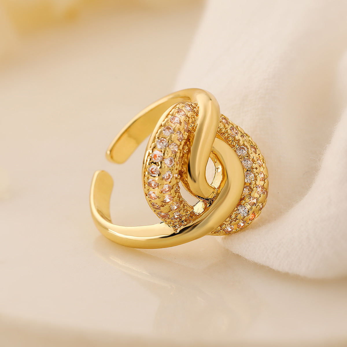 Anello Aperto Geometrico da Donna in Rame Placcato Oro 18K con Intarsio di Zirconi, Fascia Minimalista e di Tendenza