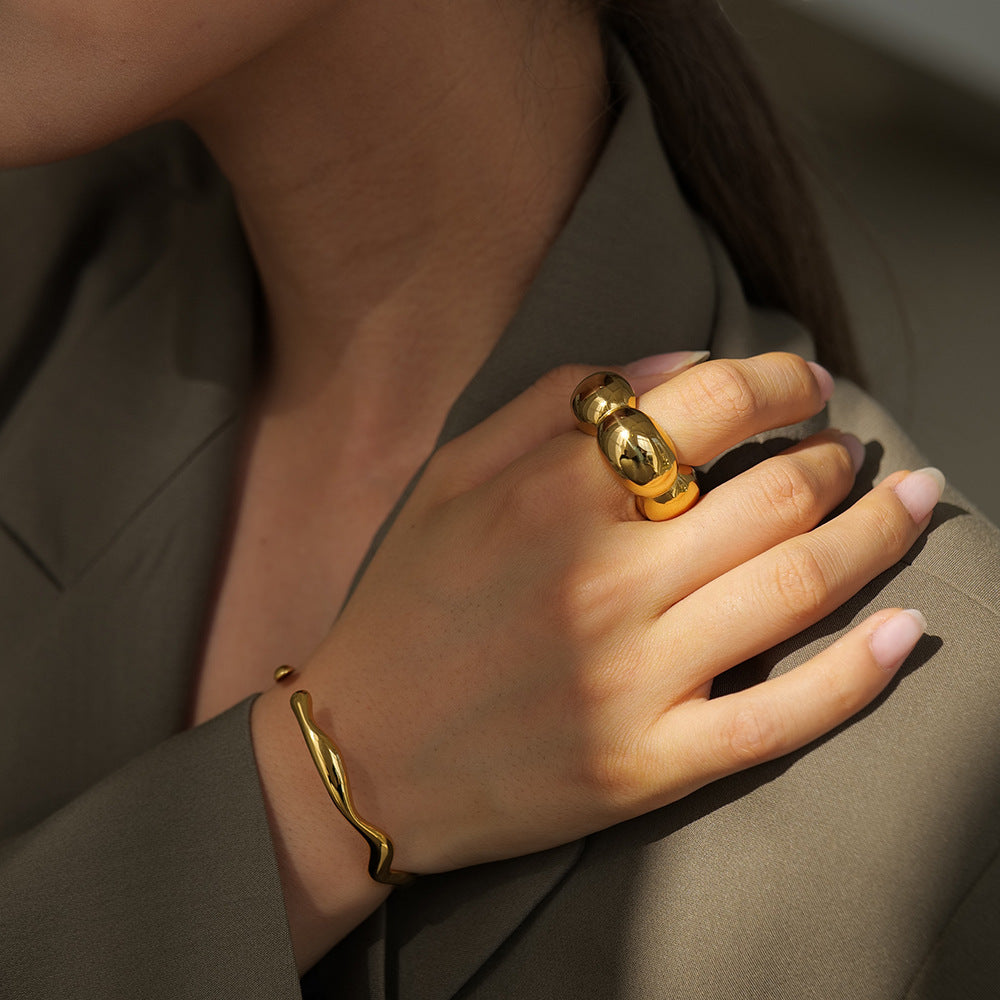 Anillo geométrico de flor hueca de acero inoxidable chapado en oro de 18 quilates de moda para mujer