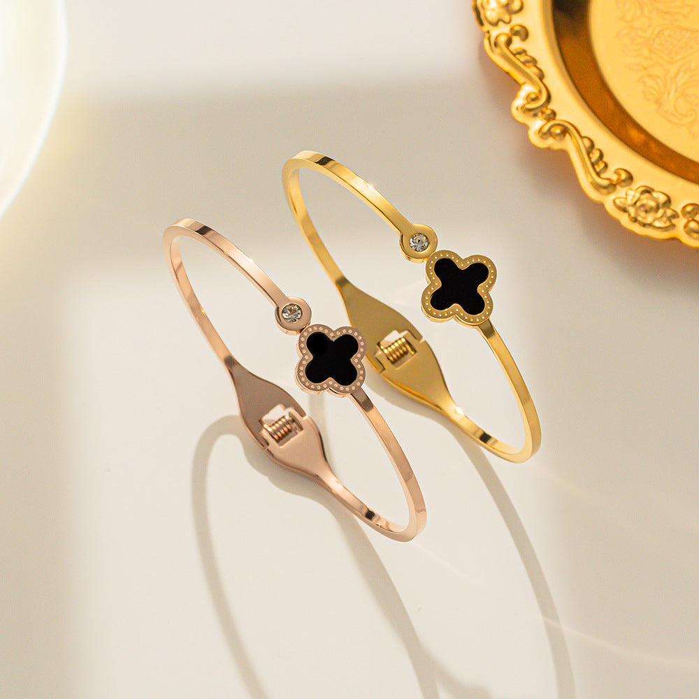 Pulsera minimalista de trébol de cuatro hojas de acero de titanio chapado en oro rosa para mujer con acabado pulido y diseño de abertura ajustable