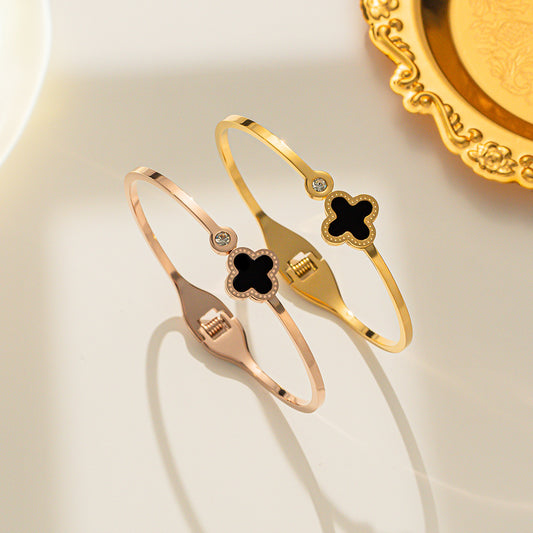 Bracciale Minimalista da Donna in Acciaio al Titanio color Oro Rosa a Quattro Foglie con Finitura Placcata e Design con Apertura Regolabile