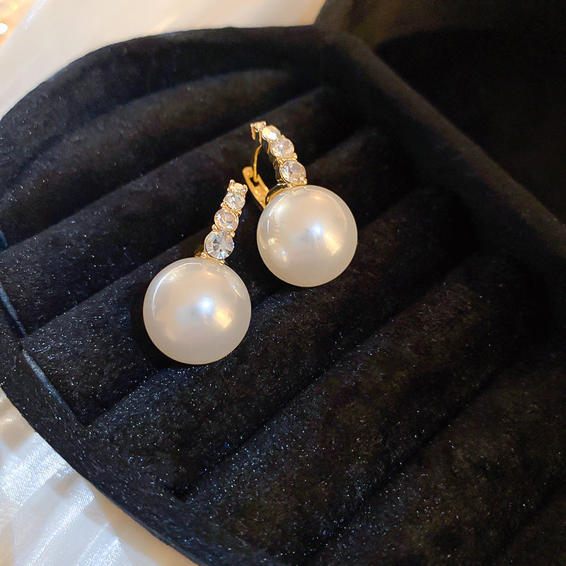 Elegantes pendientes florales de perlas con postes de plata chapados en oro para mujer