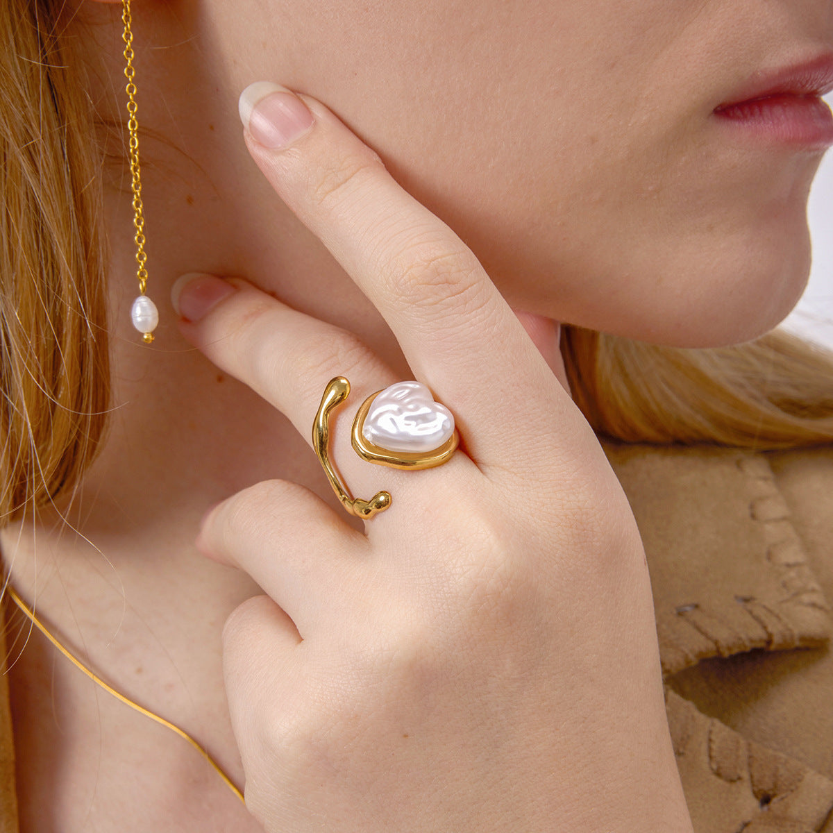 Elegante Anello in Acciaio al Titanio a Forma di Cuore con Finitura Placcata per Donna, Anello di Moda in Acciaio Inossidabile con un Fascino Lussuoso e Minimalista