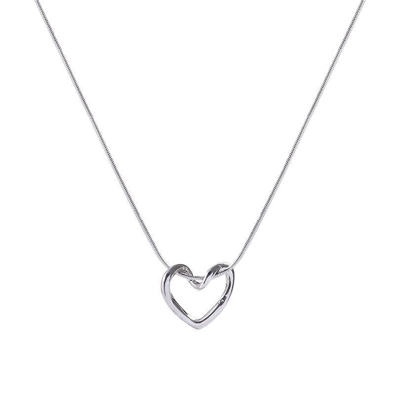 Collana con pendente a cuore cavo minimalista per donna in acciaio al titanio con finitura placcata, delicata catena clavicola