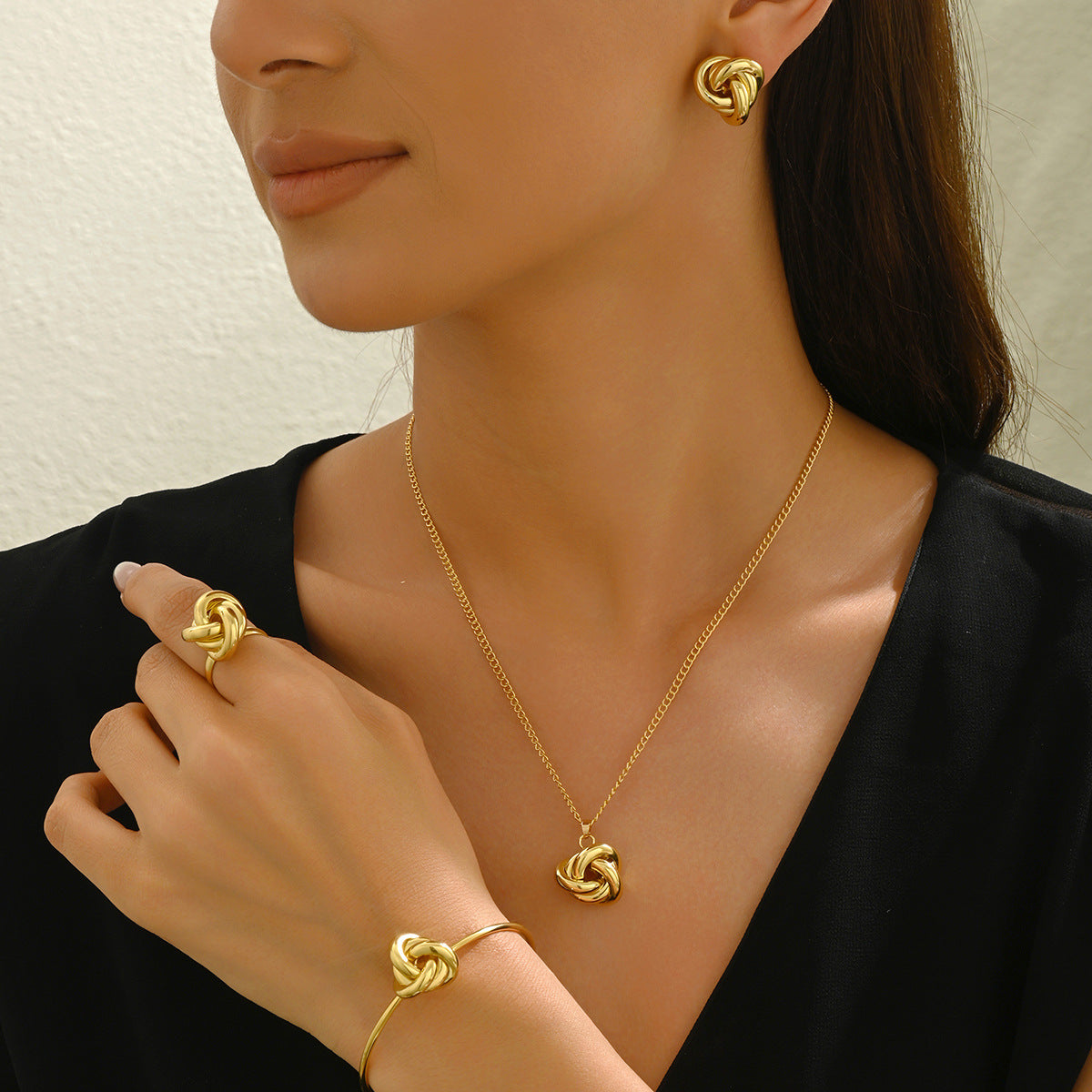 Conjunto de collar, pulsera torcida y pendientes de aleación con acabado chapado, estilo geométrico para mujer