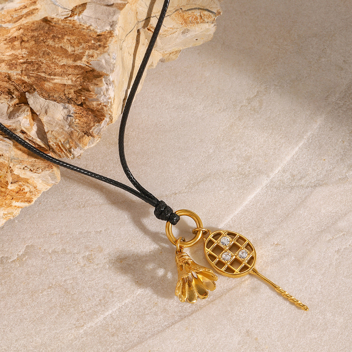 Collana con pendente geometrico minimalista da donna in acciaio inossidabile con ciondolo in acciaio al titanio e finitura galvanizzata
