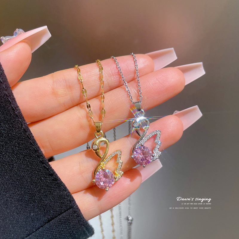 Collar con Colgante de Cisne Estilo Dibujos Animados para Mujer en Acero de Titanio con Chapado en Oro y Circonia Microengarzada en Cadena de Labios