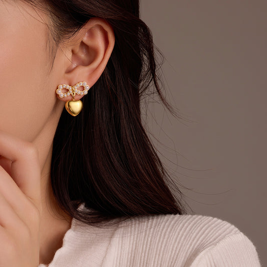 Elegantes Pendientes de Corazón con Perlas y Lazo en Acero Inoxidable con Baño de Oro de 18K
