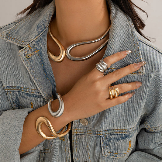 Collana Girocollo Minimalista da Donna in Lega con Doppio Anello Geometrico, Finitura Liscia Lucida e Design Irregolare di Ispirazione Vintage