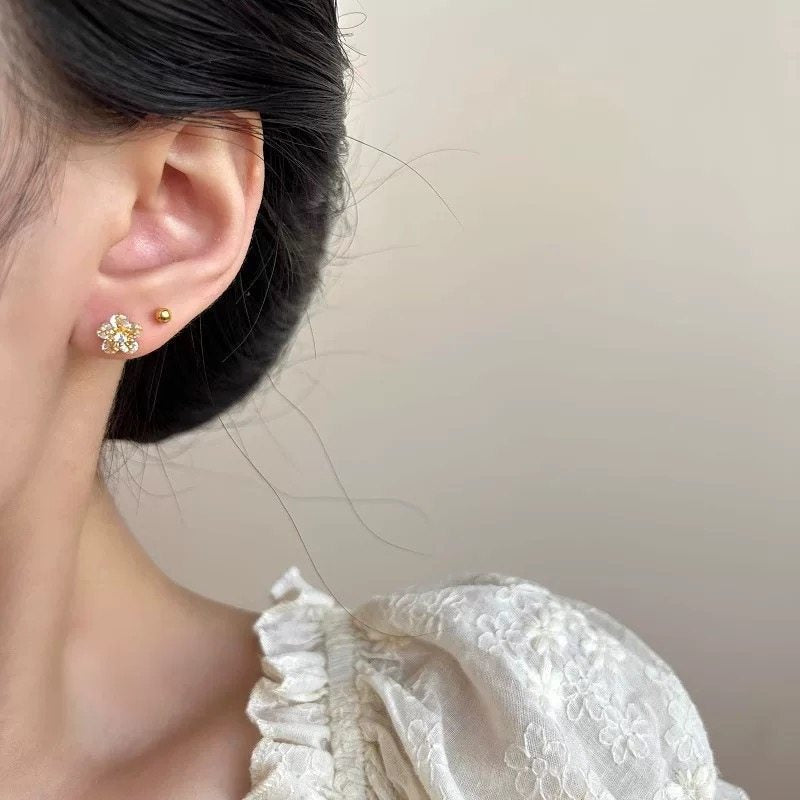 Orecchini a perno da donna in zirconia floreale minimalista con perni in acciaio inossidabile e base in rame