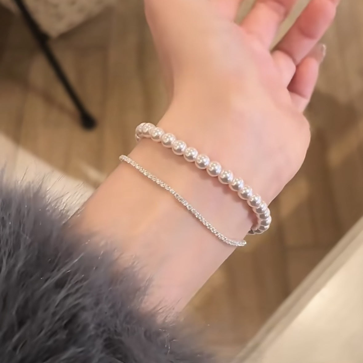Elegante Pulsera Geométrica de Perlas para Mujer con Detalles de Pedrería Bañada en Acabado Premium Accesorio de Moda para la Oficina