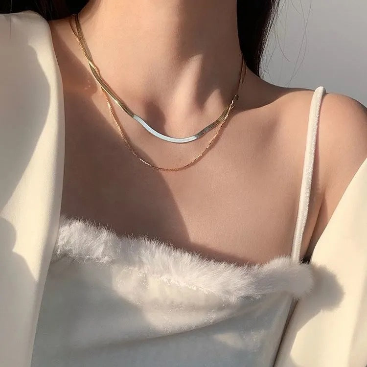 Collana da donna a doppio strato minimalista geometrica in acciaio al titanio con finitura placcata e catena snake