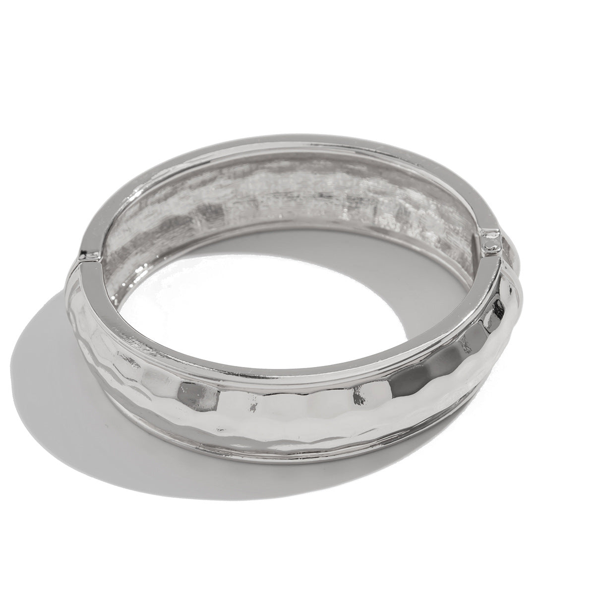 Bracciale rigido aperto da donna minimalista geometrico con texture martellata e chiusura a molla