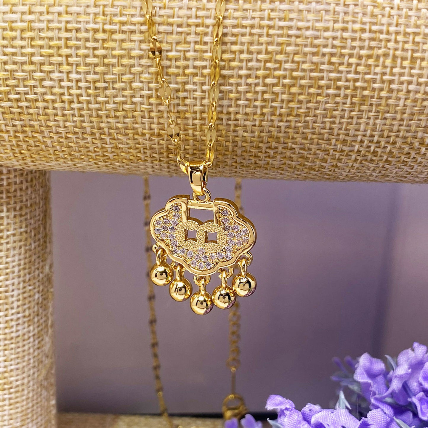Elegante Collana con Ciondolo Geometrico a Motivo Nuvola Cinese per Donna con Ciondolo a Lucchetto Placcato in Acciaio al Titanio e Ciondolo a Nappa su Catena Lip