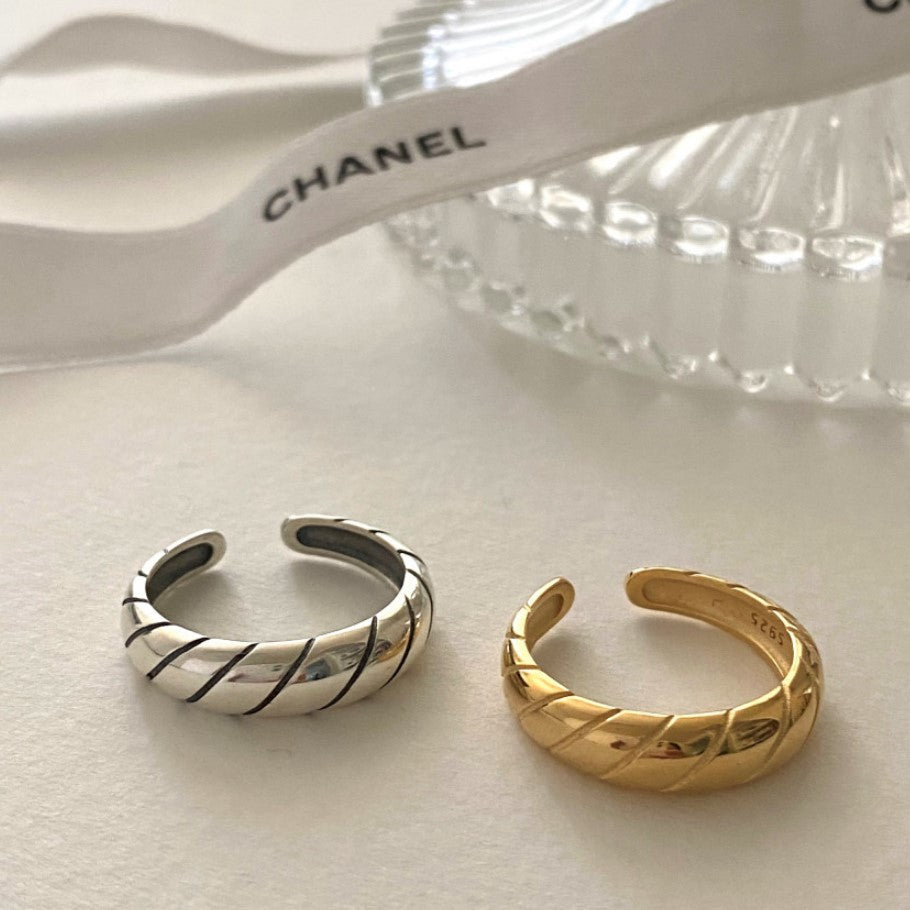 Anello Minimalista Vintage in Argento per Donne con Design a Spirale Intrecciata e Scritta XOXO in Argento Sterling 925