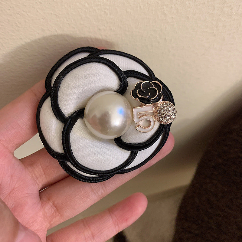 Spilla floreale di lusso con intarsio in strass e dettagli in perle per donna — Elegante accessorio per blazer di ispirazione vintage