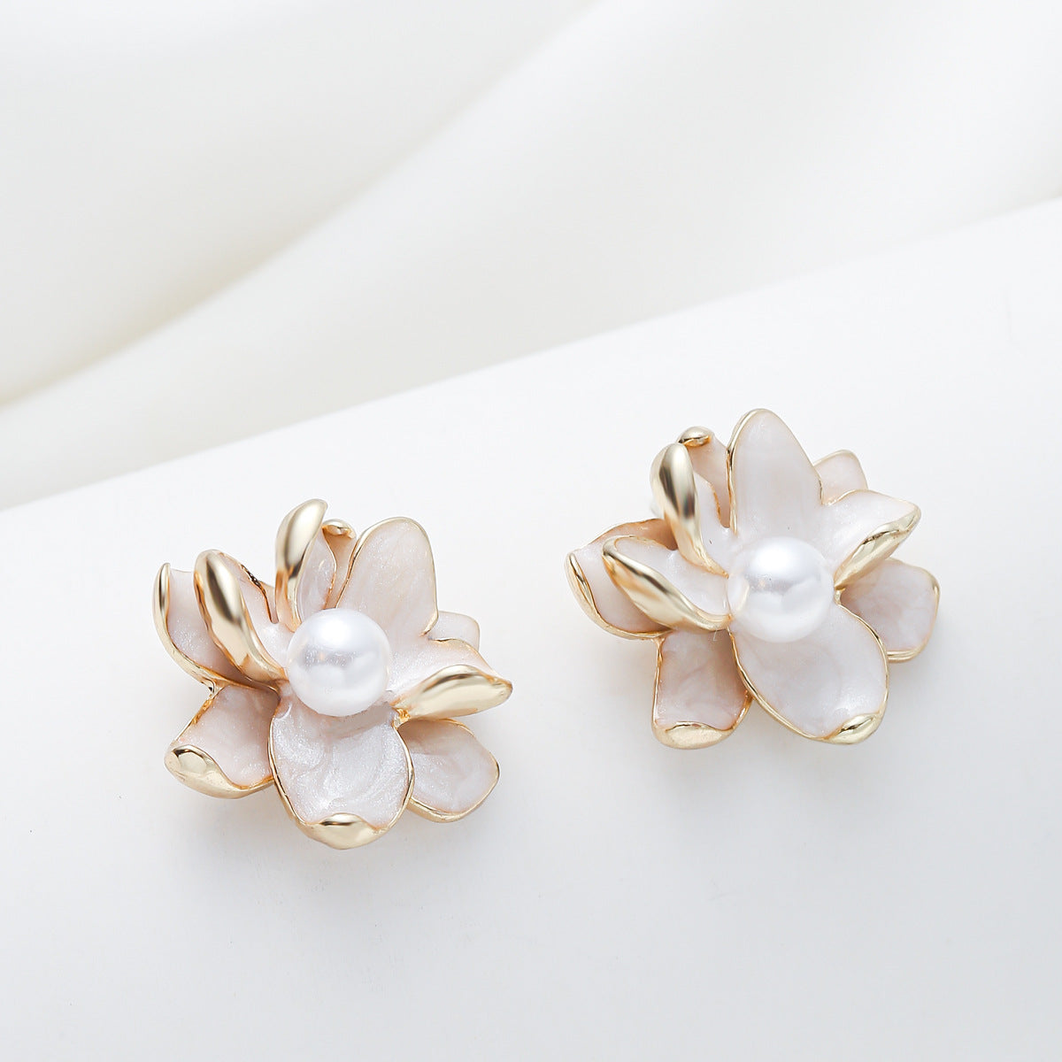 Pendientes de tuerca florales minimalistas con incrustaciones de perlas en aleación de metal para mujer