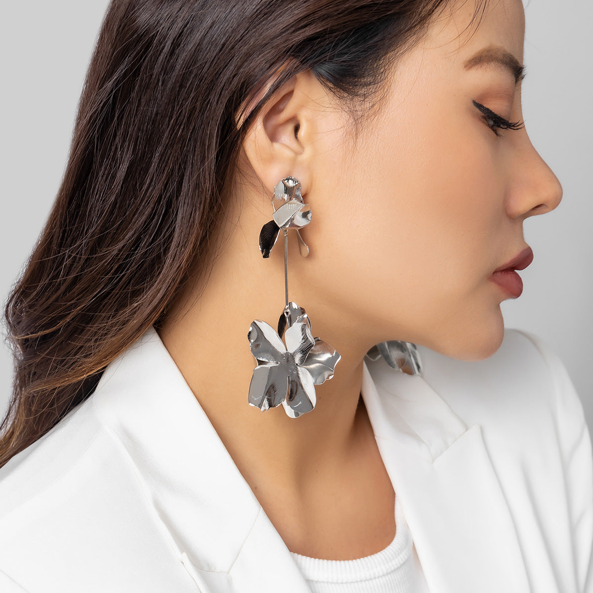 Pendientes de botón asimétricos geométricos minimalistas con perlas y acabado chapado para mujer