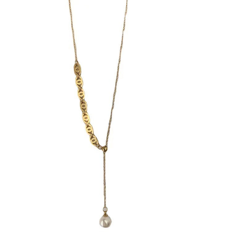 Collar de titanio y acero geométrico minimalista para mujer con diseño de anillos entrelazados y delicada cadena a la clavícula