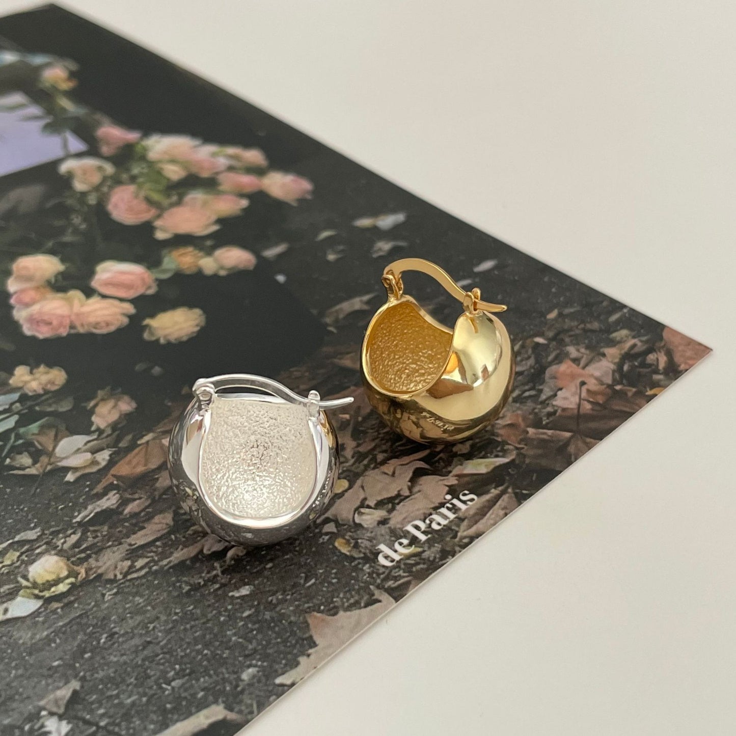 Orecchini a perno a sfera minimalisti in argento per donne, realizzati in argento sterling 925 con intarsio in perle