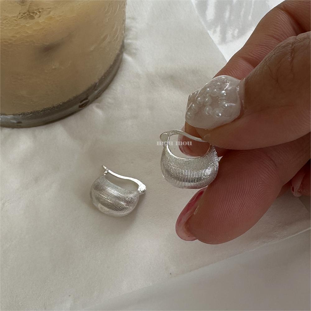 Pendientes de tachuela con letras geométricas minimalistas en plata de ley 925 con baño de oro