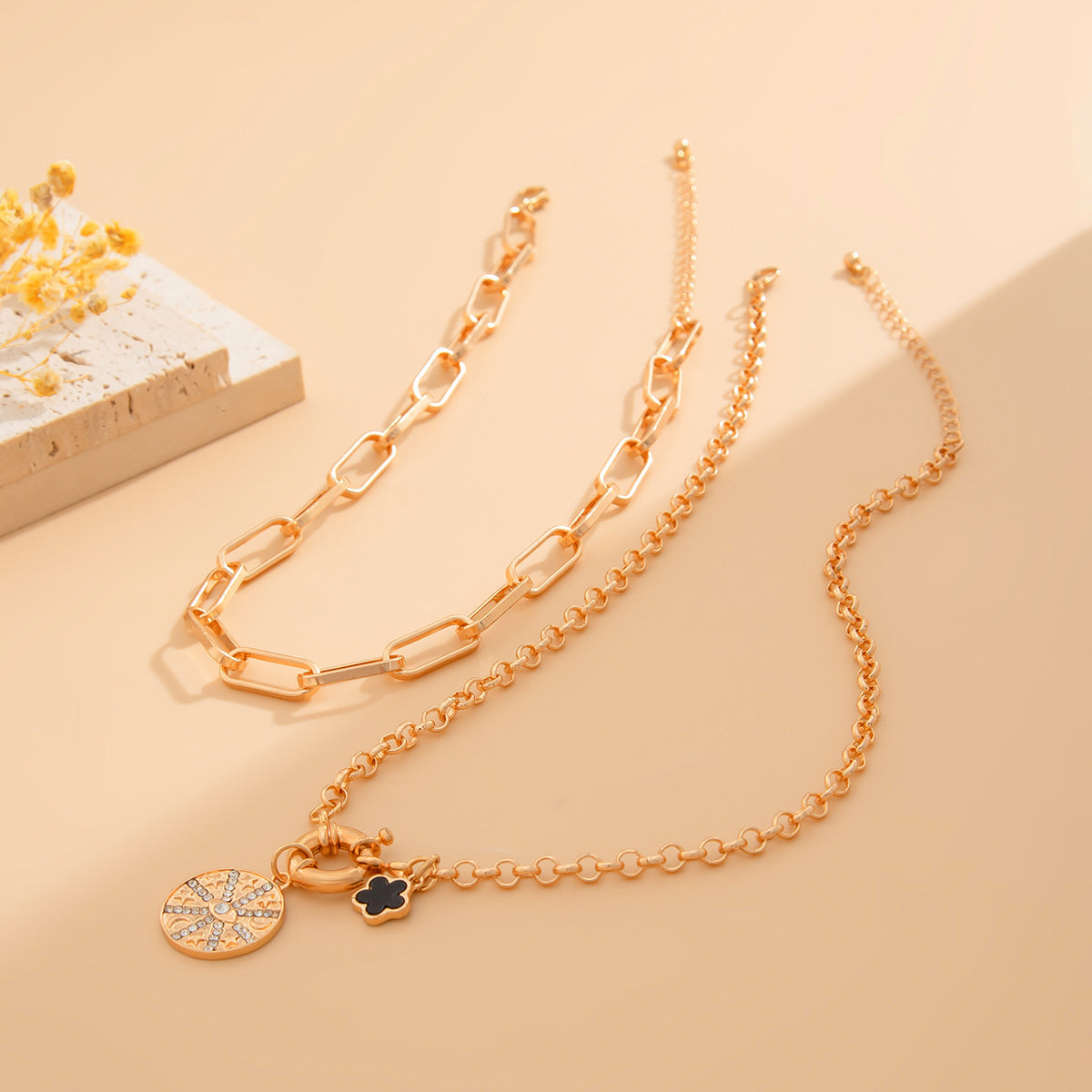 Collana con fiore a cinque petali geometrico stile Hip Hop con micro-pavé a stella, ciondolo in lega galvanizzata su catena con chiusura a moschettone in metallo