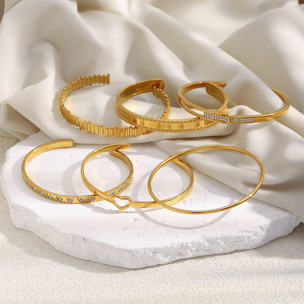 Pulsera de acero inoxidable con corazón hueco de estilo francés minimalista, chapado en oro de 18 quilates y líneas de acento de circonita