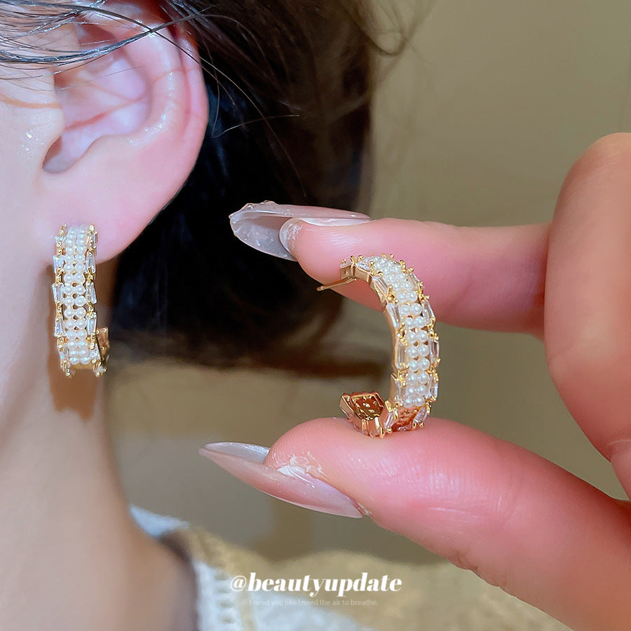 Pendientes Minimalistas Geométricos en Forma de C con Perlas, Incrustaciones de Zirconia y Postes de Plata Bañados en Oro para Mujer