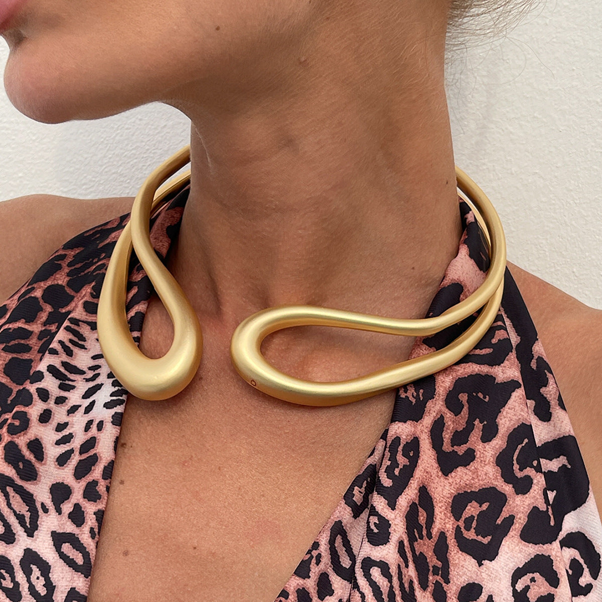 Minimalist Geometric Double-Ring Alloy Choker Necklace for Women with Smooth Polished Finish and Irregular Vintage-Inspired Design