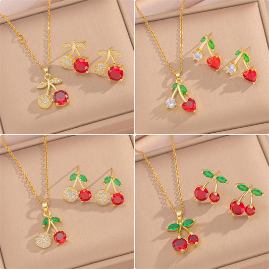 Set collana da donna di lusso con ciondolo a cuore di ciliegia in acciaio al titanio con ciondolo in rame placcato oro e intarsio di strass su catena a O
