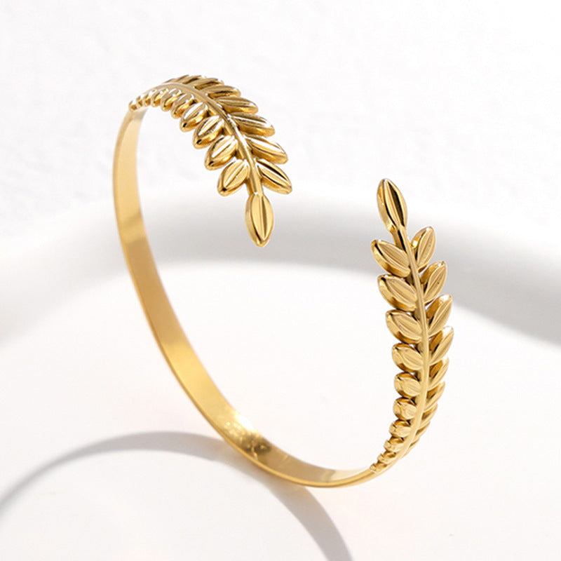 Pulsera C de acero de titanio en forma de hoja de moda para mujer con acabado chapado