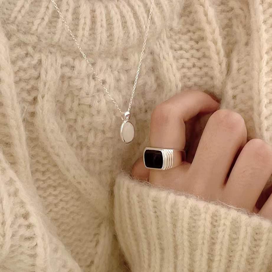 Collar con colgante geométrico minimalista de plata de ley 925 con detalles de cristal