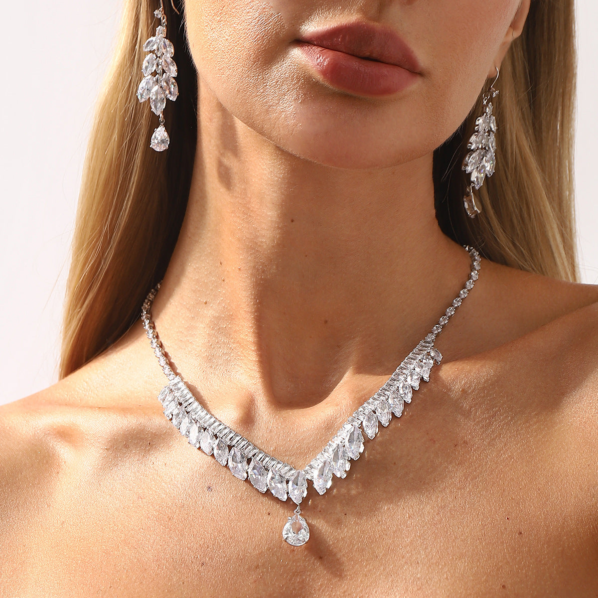 Set collana e orecchini in rame e zirconi geometrici ovali eleganti di alta gamma da donna