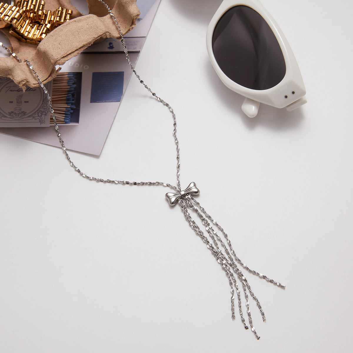 Collana pendente geometrica minimalista con frange in acciaio inossidabile con pendente in titanio e finitura placcata per donna